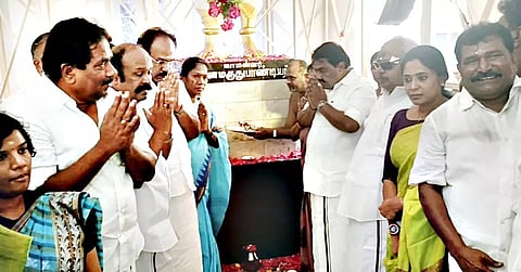 திருப்பத்தூர் மருதுபாண்டியர் நினைவிடத்தில் அமைச்சர்கள் பெரியகருப்பன், மூர்த்தி, தங்கம் தென்னரசு, ராஜகண்ணப்பன், தமிழரசி எம்.எல்.ஏ. ஆகியோர் மரியாதை செலுத்தினர்.