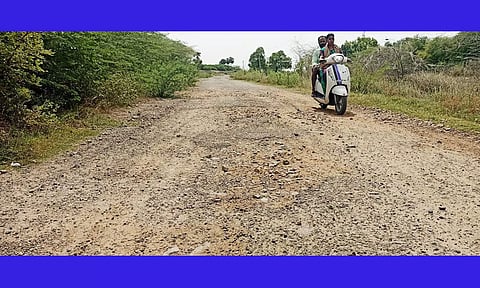 குண்டும் குழியுமாக காட்சியளிக்கும் தேளி-மானாமதுரை இடையேயான சாலை.