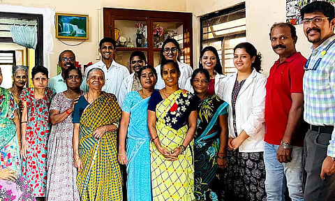 முதியோர் இல்லத்தில் இலவச பல் சிகிச்சை முகாம் நடந்த போது எடுத்த படம்.