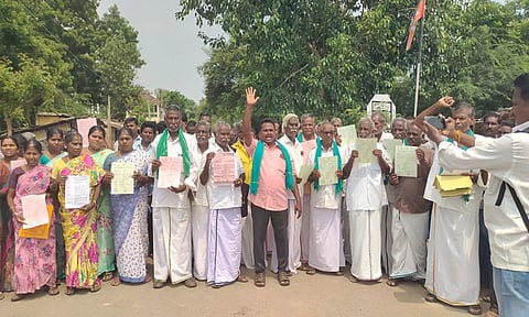 கிராம மக்கள் ஆர்ப்பாட்டத்தில் ஈடுபட்ட காட்சி.