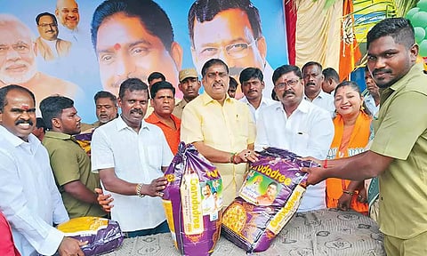 புதிய பஸ் நிலைய ஆட்டோ டிரைவர்களுக்கு அமைச்சர் நமச்சிவாயம் நலத்திட்ட உதவிகள் வழங்கிய காட்சி. அருகில் பா.ஜனதா பிரமுகர் பிரபுதாஸ் உள்ளார்.