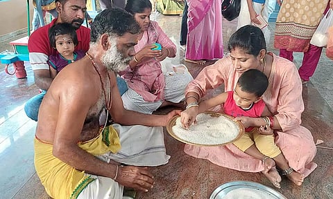 விஜயதசமியை முன்னிட்டு குழந்தைகளை பள்ளியில் சேர்க்கும் 'வித்யாரம்பம்' நிகழ்ச்சி