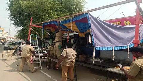 வேலூர் பேரூராட்சி பகுதியில் ஆக்கிரமிப்பு செய்யப்பட்டிருந்த கடைகளை பேரூராட்சி பணியாளர்கள் அகற்றிய போது எடுத்த படம்.