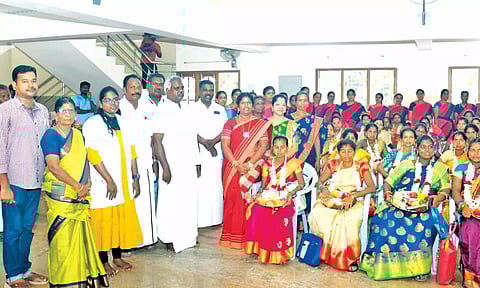 கர்ப்பிணி பெண்களுக்கு சீர்வரிசை பொருட்கள் வழங்கப்பட்டது.