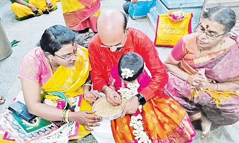 பெற்றோர்கள் தங்கள் குழந்தைகளை ‘அ’ எழுத்தை நெல்மணியில் எழுத வைத்து வித்யாரம்பம் செய்தனர்.