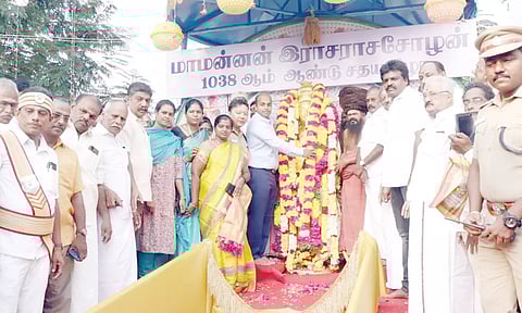 மாமன்னன் ராஜராஜ சோழன் சிலைக்கு மாவட்ட கலெக்டர் தீபக்ஜேக்கப் மாலை அணிவித்து மரியாதை செலுத்தினார்