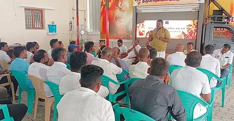 கூட்டத்தில் ராஜா எம்.எல்.ஏ. பேசிய காட்சி.