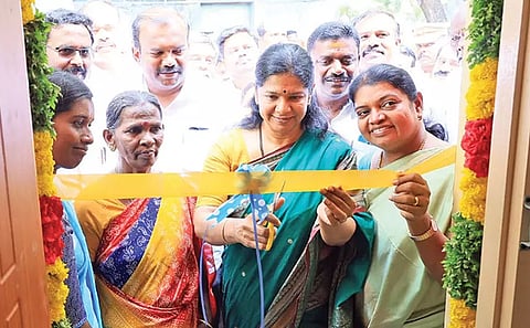 மானங்காத்தான் கிராமத்தில் புதிய தொகுப்பு வீடுகளை கனிமொழி எம்.பி. திறந்து வைத்தபோது எடுத்தபடம். அருகில் அமைச்சர் கீதாஜீவன், கலெக்டர் லட்சுமிபதி ஆகியோர் உள்ளனர்.