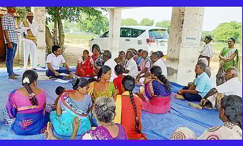 மைக்கேல் பட்டணம் சென்ற கலெக்டர் விஷ்ணு சந்திரன் பொதுமக்களை சந்தித்து கோரிக்கை மனு பெற்றார்.