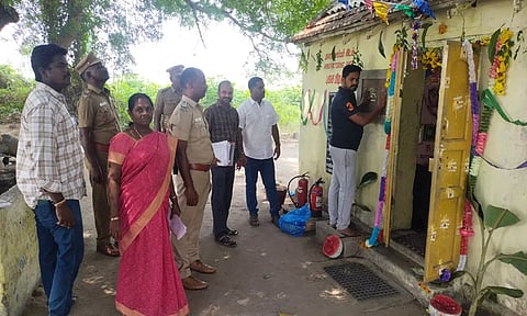 பண்ருட்டி அருகே கொக்குபாளையத்திலுள்ள வெடிபொருள் குடோனை தொழிற்சாலைகளின் துணை இயக்குநர் மகேஷ்வரன் ஆய்வு செய்தார்.