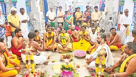 கோட்டை மாரியம்மன் கோவில் கும்பாபிஷேக விழாவையொட்டி இன்று காலை கணபதி பூஜை நடைபெற்றது.