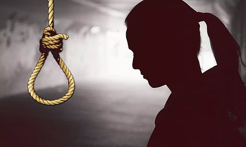 பள்ளி விடுதியில் பெண் ஊழியர் தற்கொலை