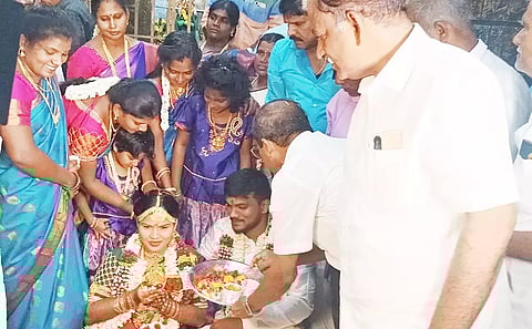 கர்ணமுருகன்- மீனா ஆகிேயாரது திருமணம் ராமநாதபுரம் வழிவிடு முருகன் கோவிலில் நடைபெற்றபோது எடுத்த படம்.