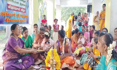 அகஸ்தீஸ்வரம் அம்மன் கோவிலில் குழந்தைகளுக்கான ஏடு தொடங்கும் வித்யாரம்பம் நிகழ்ச்சி