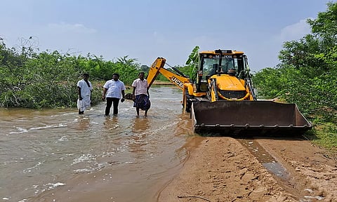அரசூர் மலட்டாற்றில் தூர்வாரும் பணி நடைபெற்றது.