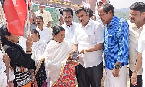 நீட் தேர்வுக்கு விலக்கு கோரி தி.மு.க.வினர் கையெழுத்து இயக்கம்