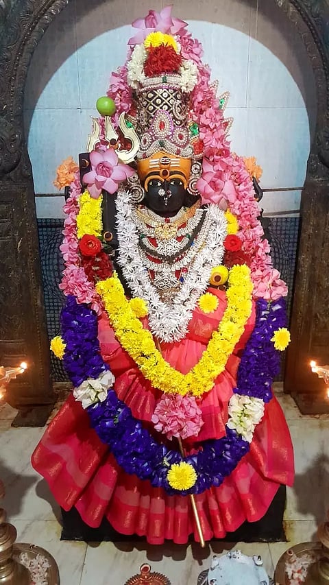 அம்மனுக்கு சிறப்பு அபிஷேக ஆராதனை