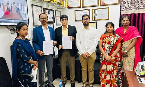 அலைடு ஹெல்த் சயின்ஸ் கல்லூரி மாணவர்களுக்கான வேலைவாய்ப்பு புரிந்துணர்வு ஒப்பந்தத்தில் கல்லூரி டீன் செந்தில்குமார் மற்றும் குவென்சு டெக்னோ நிறுவனத்தின் தலைமை நிர்வாக அதிகாரி ஆனந்த் ஆகியோர் கையெழுத்திட்டனர்.