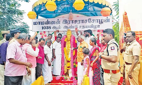 மாமன்னன் ராஜராஜசோழன் சிலைக்கு மாலை அணிவிக்கப்பட்டது.