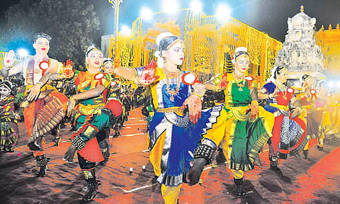 சதயவிழாவில் 1038 கலைஞர்கள் பரதநாட்டினம் ஆடினர்.