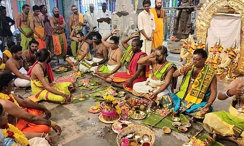 கும்பாபிஷேக விழாவையொட்டி கோவிலில் இன்று காலை கலசங்களுக்கு சிறப்பு பூஜை நடைபெற்றது.