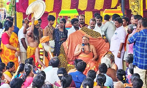 கும்பாபிஷேக விழாவில் பக்தர்களிடம் திருவாவடுதுறை ஆதீனம் சொற்பொழிவாற்றினார்.