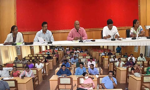 விழுப்புரம் மாவட்ட கலெக்டர் அலுவலக கூட்டரங்கில் மாவட்ட கலெக்டர் பழனி தலைமையில் சுகாதாரத் துறை சார்பில் திறனாய்வுக் கூட்டம் நடைபெற்றது.