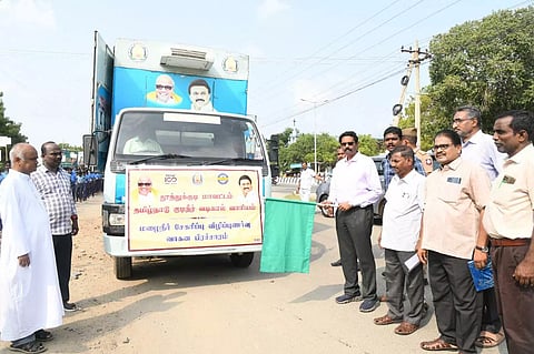 பிரசார வாகனத்தை கலெக்டர் லெட்சுமிபதி கொடியசைத்து தொடங்கி வைத்த காட்சி.