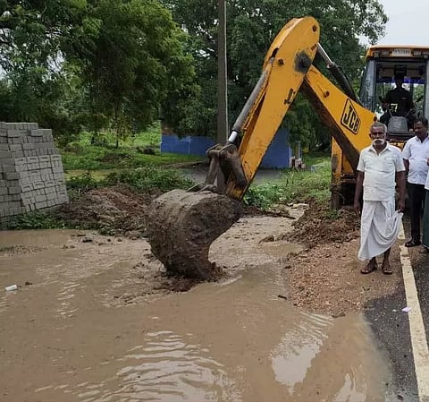 புதியம்புத்தூரில் தேங்கிய மழைநீர் அகற்றும் பணி