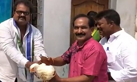 தசரா கொண்டாட்டத்தில் பொதுமக்களுக்கு மதுபாட்டில், கறிக்கோழி வழங்கிய பிரமுகர்