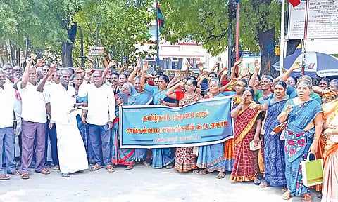 சத்துணவு, அங்கன்வாடி சங்கங்களின் கூட்டமைப்பு சார்பில் ஆர்ப்பாட்டம் நடந்தது.