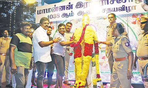 மாற்றுத்திறனாளி மாணவரை அழைத்து வந்து மாமன்னர் ராஜராஜசோழன் சிலைக்கு மாலை அணிவிக்க செய்த மேயர் சண்.ராமநாதன்.