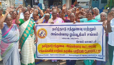 சத்துணவு ஊழியர்கள் ஆர்ப்பாட்டம் செய்த காட்சி.