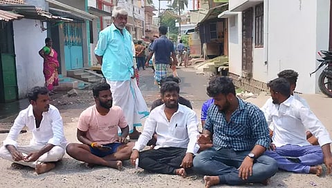 மறியலில் ஈடுபட்டவர்கள்.