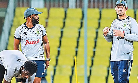 சென்னை சேப்பாக்கம் ஆடுகளத்தை தென்ஆப்பிரிக்க அணியின் கேப்டன் பவுமா, குயின்டான் டி காக் ஆகியோர் பார்வையிட்ட காட்சி.