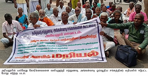 சத்துணவு-அங்கன்வாடி கூட்டமைப்பினர் சாலை மறியல்