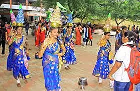 மாவட்ட அளவில் கலைத்திருவிழா போட்டிகள்;மாணவ-மாணவிகள் நடனம் ஆடி அசத்தல்