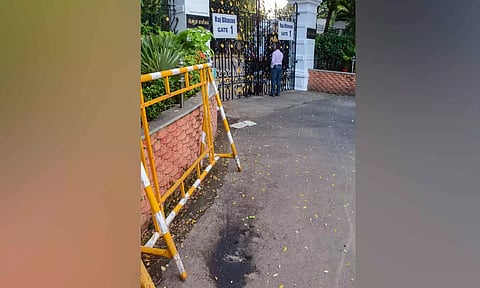 பெட்ரோல் குண்டுவீச்சு சம்பவத்தில் கவர்னர் மாளிகை கேட்பது என்ன? போலீஸ் சொல்வது என்ன?: மோதல் முற்றுவதால் பரபரப்பு