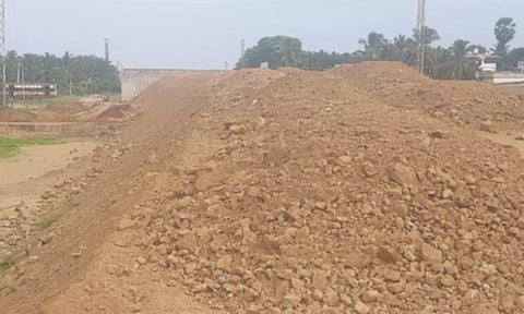 கன்னியாகுமரி-களியக்காவிளை நான்கு வழிச்சாலையில் கொட்டாரம் மேம்பாலத்தில் மண் நிரப்பி இணைப்பு சாலை அமைக்கும் பணி தீவிரம்