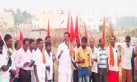 இந்து முன்னணி கோட்டத் தலைவர் மகேஷ் தலைமையில் ஆர்ப்பாட்டம் செய்த காட்சி.