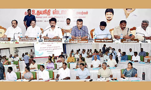 வளர்ச்சி திட்டப்பணிகளை அமைச்சர்கள் உதயநிதி ஸ்டாலின், சாத்தூர் ராமச்சந்திரன், தங்கம் தென்னரசு, அன்பில் மகேஷ் ஆய்வு செய்தனர். அருகில் கலெக்டர் ஜெயசீலன் உள்ளார்.