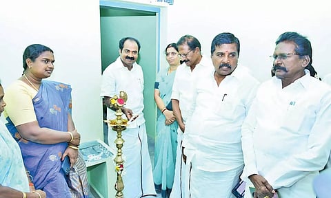 புதிய கிராம செயலக கட்டிடத்தை அமைச்சர் மெய்யநாதன் திறந்து வைத்து குத்துவிளக்கேற்றினார்.