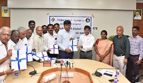 நெல்லை மாவட்ட வரைவு வாக்காளர் பட்டியலை கலெக்டர் கார்த்திகேயன் வெளியிட்டபோது எடுத்த படம்.