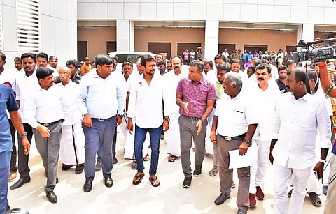 நெல்லை சந்திப்பு பஸ்நிலையத்தில் அமைச்சர் உதயநிதி ஸ்டாலின் ஆய்வு செய்த போது எடுத்தபடம்.