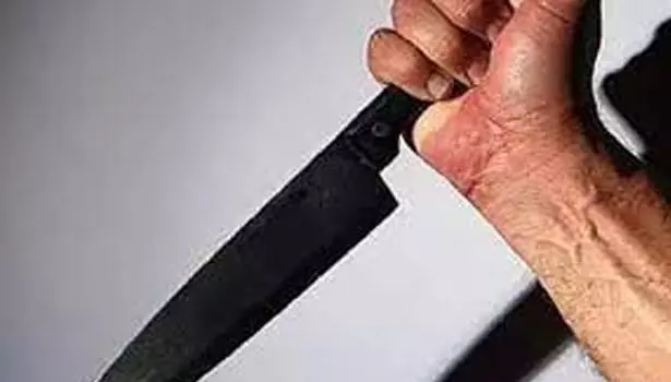 பெண் பழ வியாபாரிக்கு கத்தி குத்து