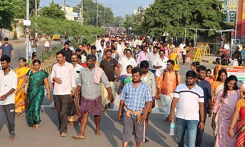 திருவண்ணாமலையில் பக்தர்கள் ஐப்பசி மாத பவுர்ணமி கிரிவலம்