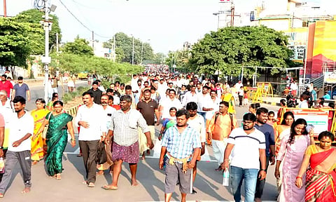 ஐப்பசி மாத பவுர்ணமி முன்னிட்டு பக்தர்கள் திருவண்ணாமலையில் கிரிவலம் சென்ற காட்சி.