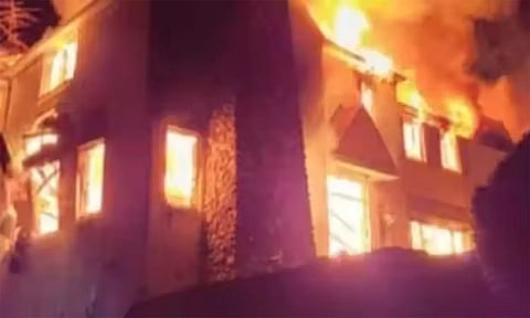 வாலிபர் வீட்டை எரித்த கணவன்-மனைவி கைது