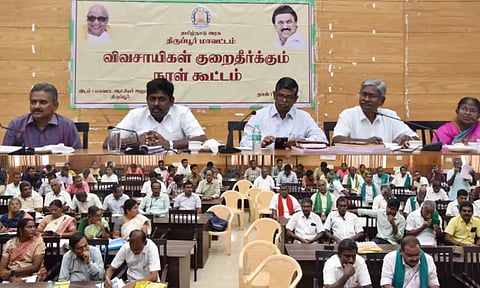 கலெக்டர் கிறிஸ்துராஜ் தலைமையில் விவசாயிகள் குறைதீர்க்கும் நாள் கூட்டம் நடைபெற்ற காட்சி. 