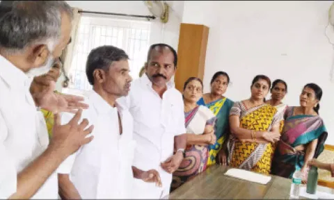 பேரூராட்சி கவுன்சிலர்கள் உள்ளிருப்பு போராட்டம் நடத்திய காட்சி. 